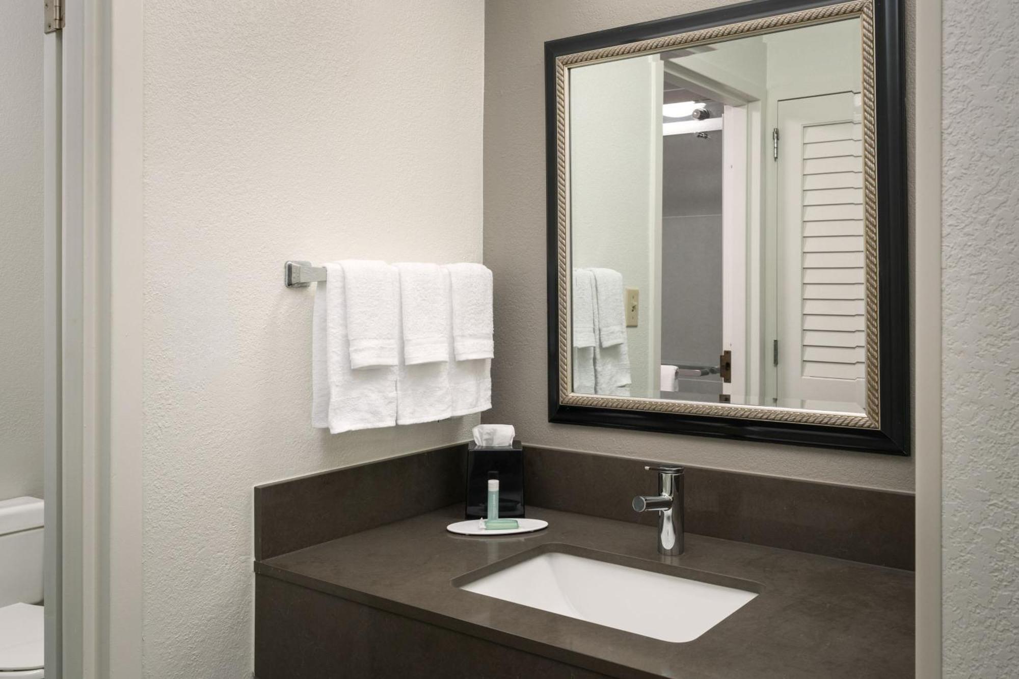 Courtyard Melbourne West Hotel Luaran gambar