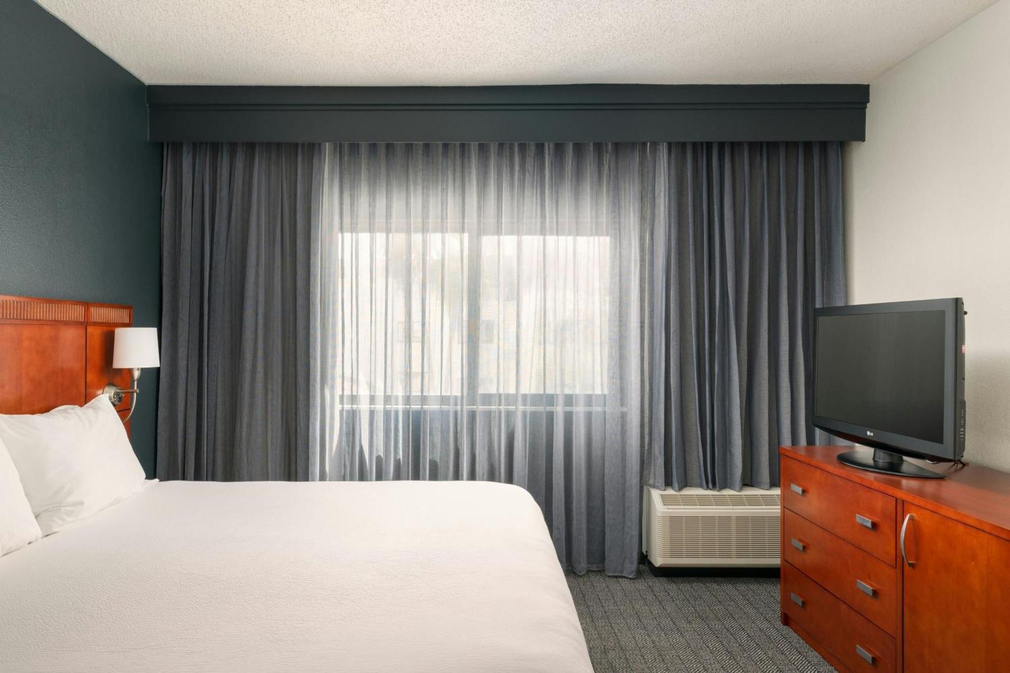 Courtyard Melbourne West Hotel Luaran gambar